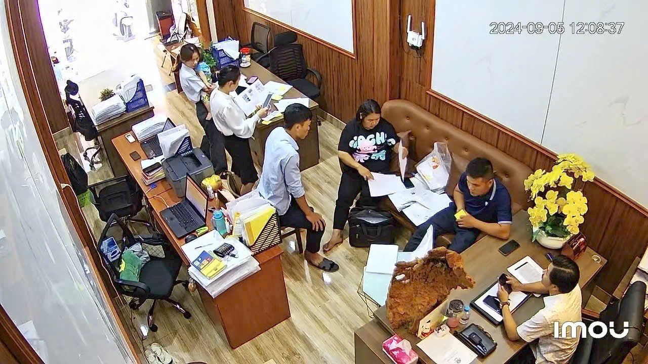 Hình ảnh tại văn phòng công ty Luật Nguyễn Hiếu